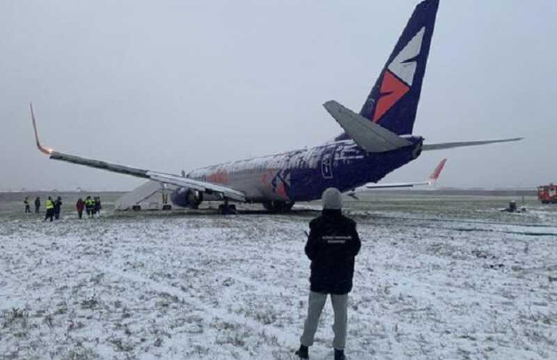 Boeing 737 выкатился за пределы взлетно-посадочной полосы в аэропорту Перми