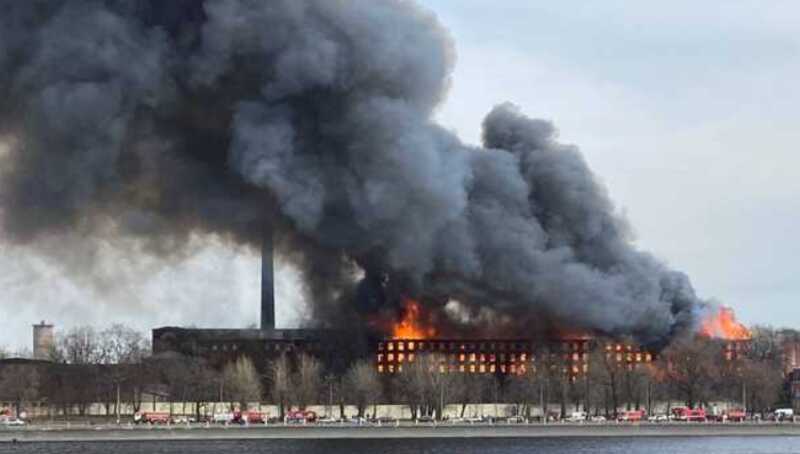В Ленобласти полыхает сильный пожар возле магазина "Лента"