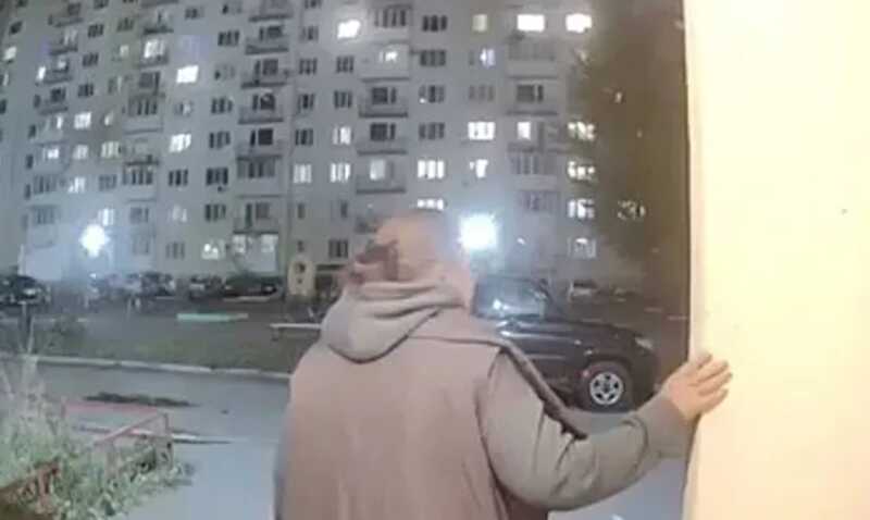 Пьяная россиянка избила и обматерила внучку у подъезда и попала на видео