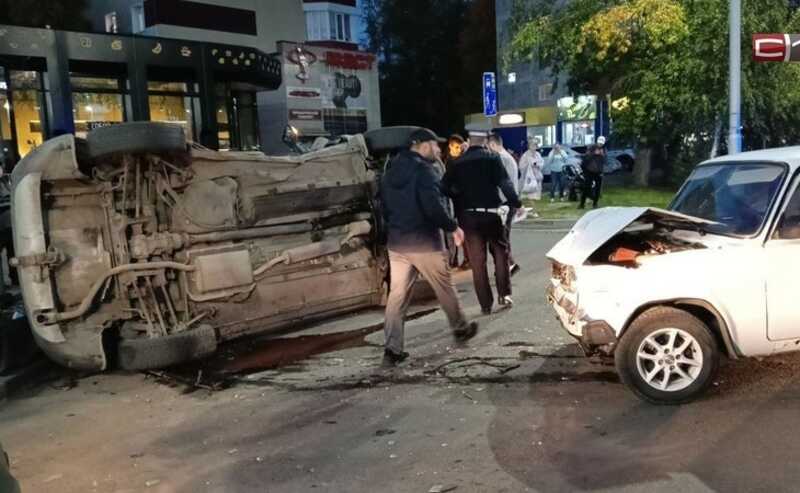В Сургуте водитель серьезно пострадал после опрокидывания автомобиля