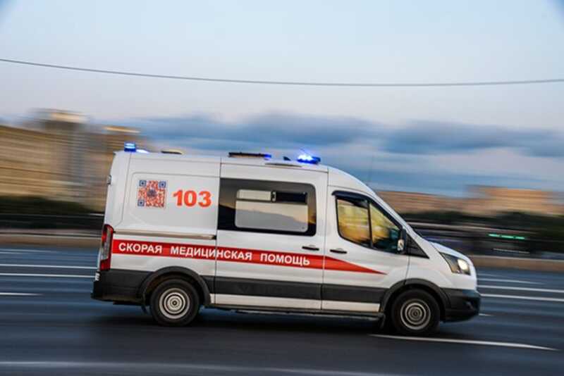 Двухлетнего мальчика заблокировало в заведенной машине в Москве