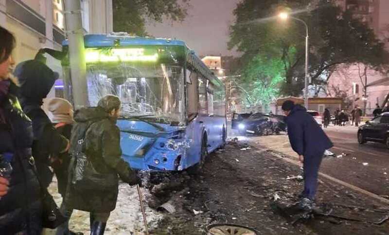 В центре Москвы произошло крупное ДТП с автобусом и авто с мигалкой