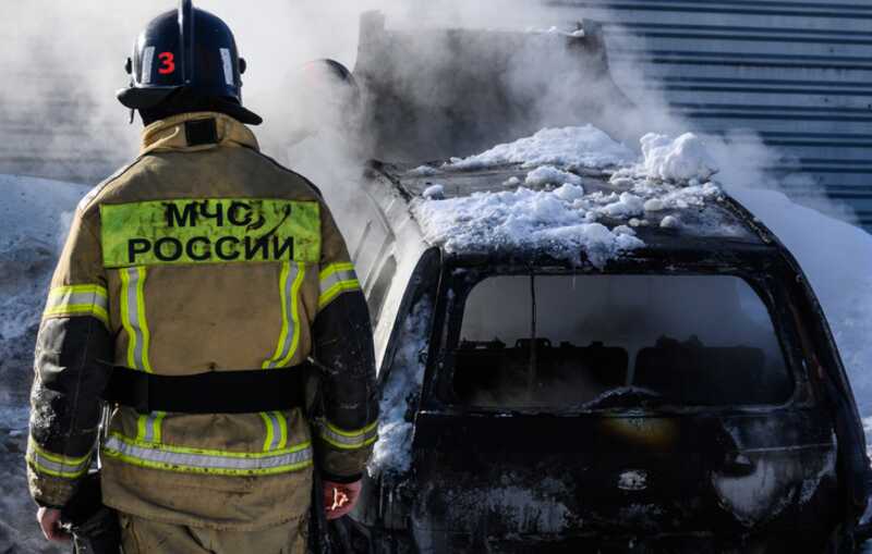 На центральной улице в Кургане загорелась иномарка