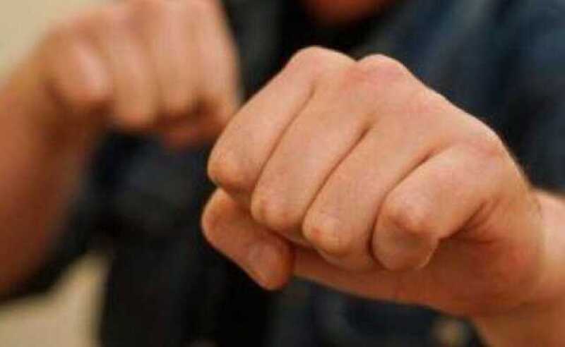 В Энгельсе мужчина избил жену на глазах у плачущего ребенка
