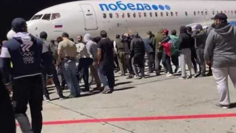 Разъяренную толпу удалось вытеснить со взлетно-посадочной полосы