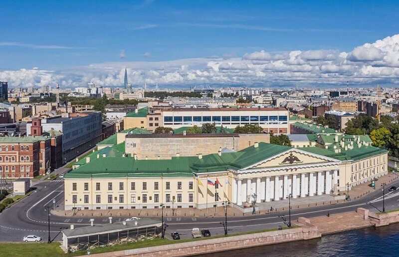 Мертвую студентку нашли у общежития петербургского вуза