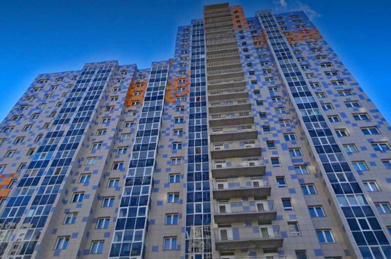 В Петрозаводске девочка выпала из окна девятиэтажки и выжила