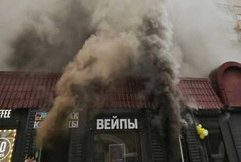 В центре Москвы горит магазин вейпов