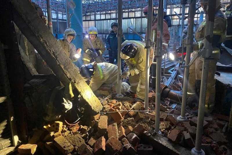 В Новокузнецке мужчине насквозь пробило голову ломом, но он выжил