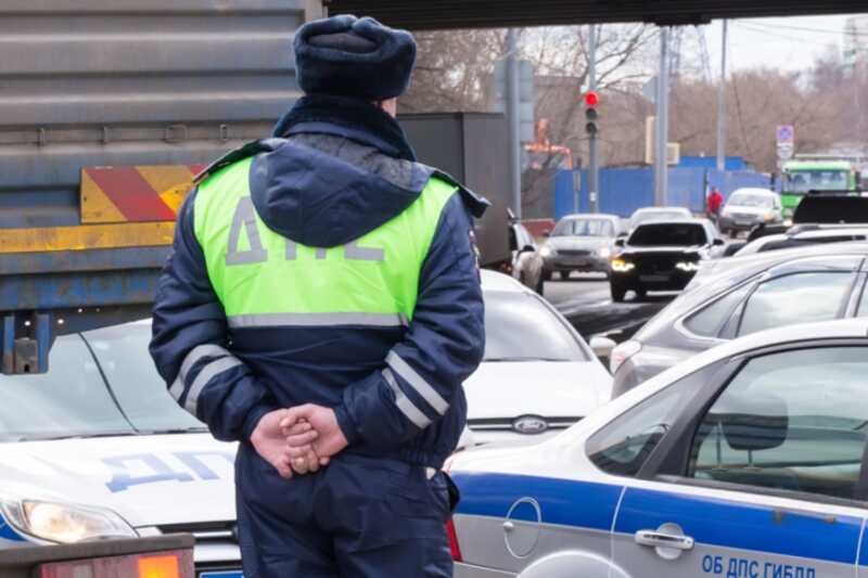 Авария с двумя грузовиками собрала многокилометровую пробку на КАД в Петербурге