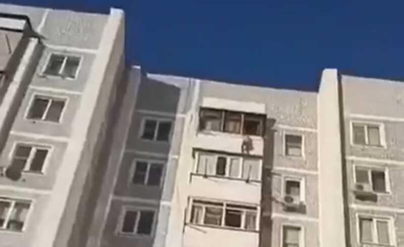 В Кисловодске спасли стоявшую на карнизе 9 этажа девочку