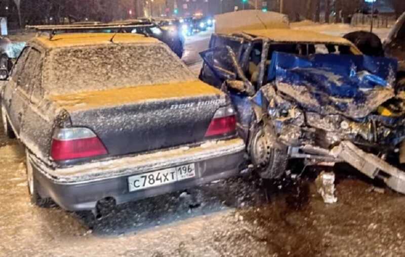 В Екатеринбурге произошла массовая авария с пострадавшим