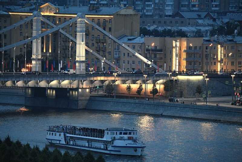 20-летняя москвичка прыгнула с Крымского моста