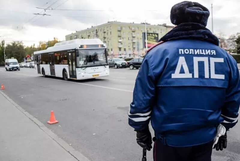 В Нижней Салде пассажир мерседеса пытался задушить инспектора ГИБДД