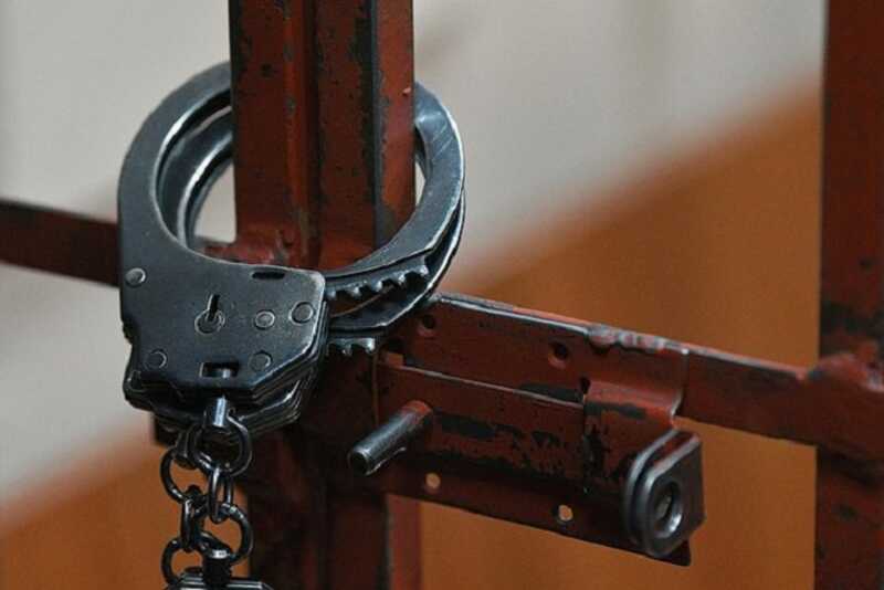 Пьяный россиянин обстрелял дверь соседей и попал под статью