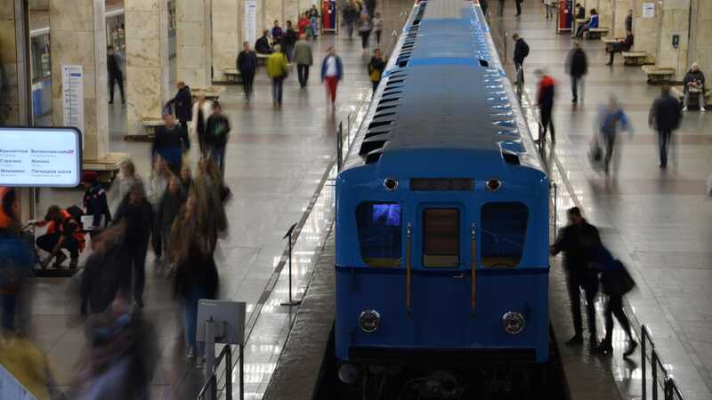 На пассажира в метро напали девушки из-за замечания за курение электронки в вагоне