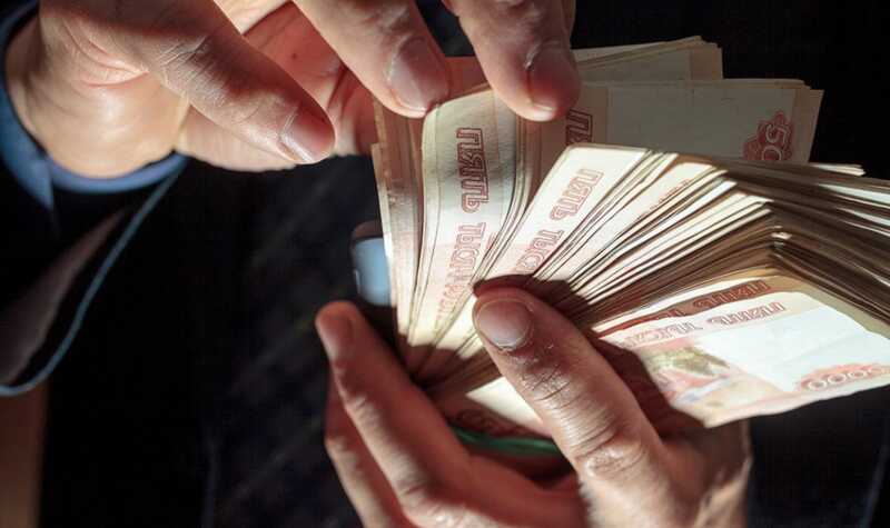 Житель Ангарска привлек школьников для работы курьерами у мошенников