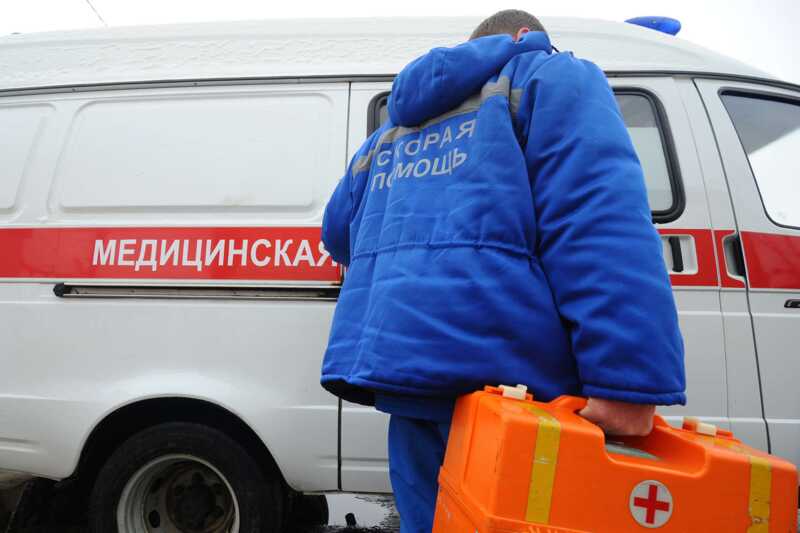 Девочка-подросток ударила себя ножом в живот после ссоры с другом