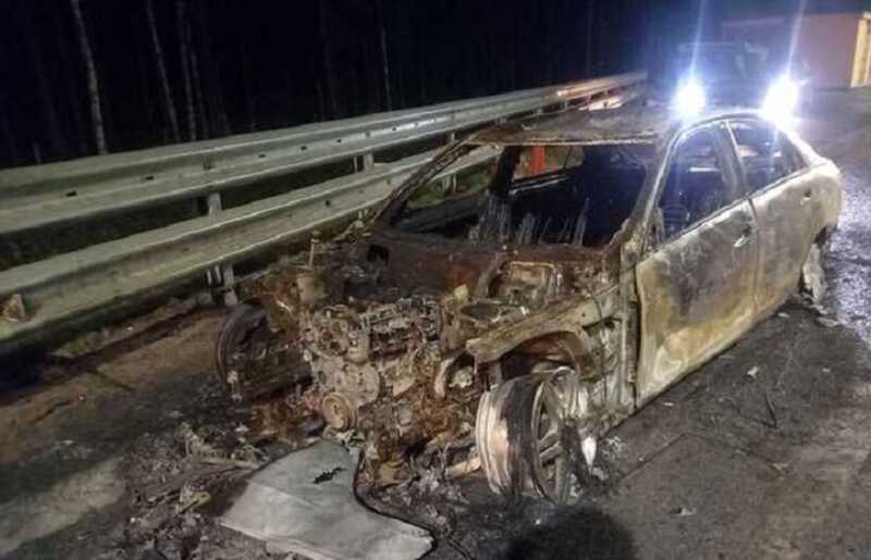 В Новгородской области иномарка вспыхнула во время движения и сгорела