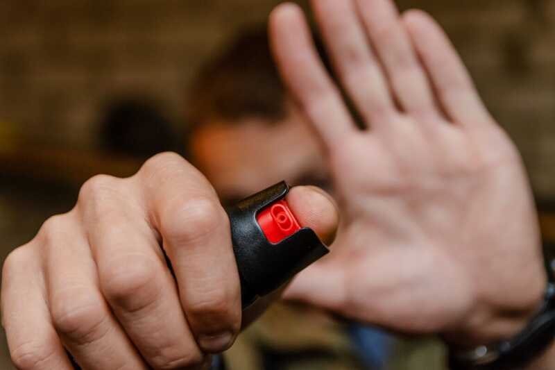Подростки-вымогатели распылили перцовый баллончик в лицо ребенку