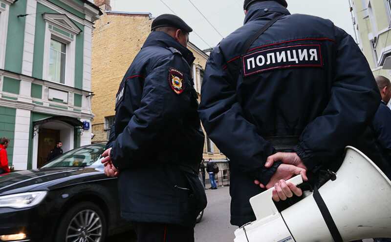 Россиянин попытался совершить наезд на полицейского во время конфликта и попался