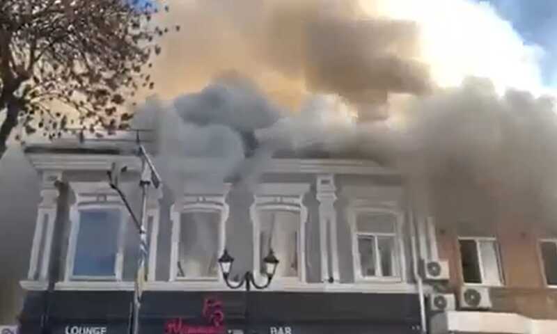 В Ростове-на-Дону загорелся двухэтажный жилой дом