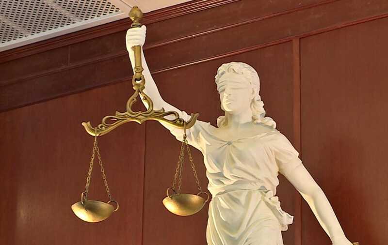 Новосибирского юриста обвинили в 90 эпизодах мошенничества