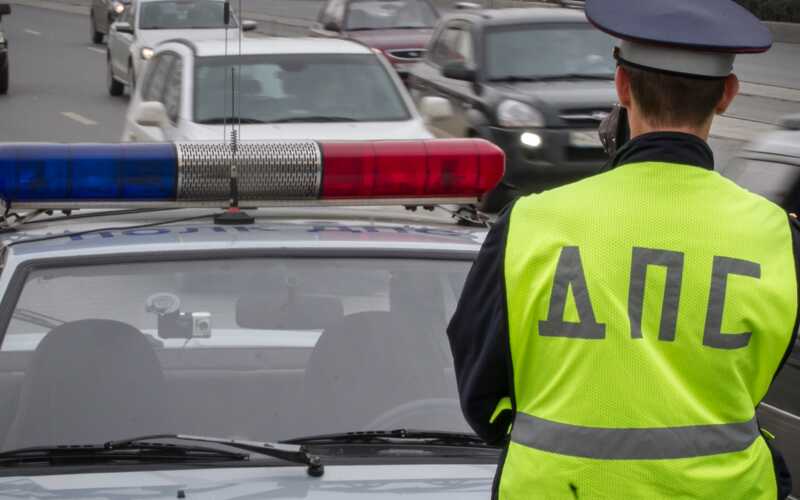 В Петербурге мужчина под наркотиками избил инспектора ГИБДД при задержании