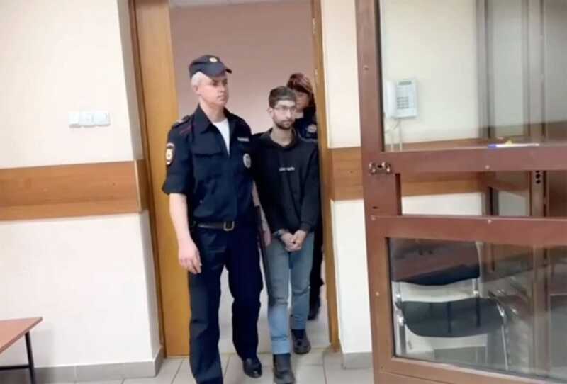 По указу мошенников курьер вытащил сейф с деньгами из стены квартиры пенсионера