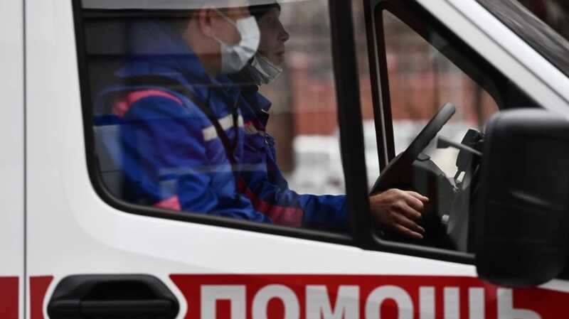 В Москве рекламная вывеска упала и пробила голову женщине