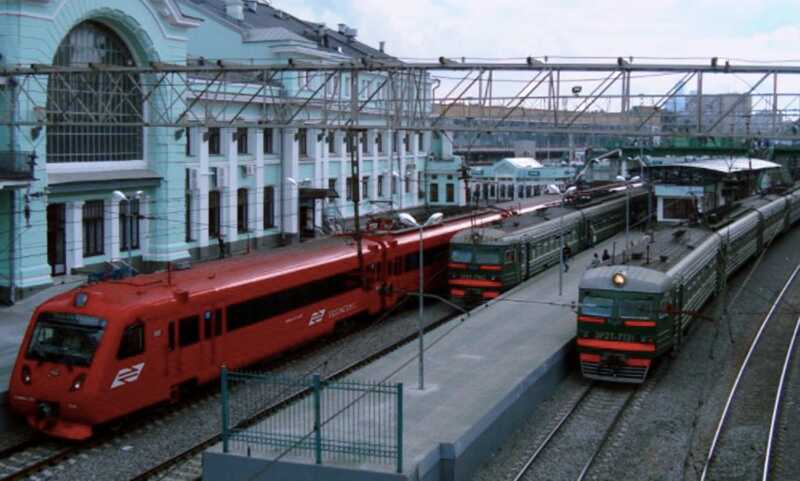 Девушка в наушниках попала под электричку в Петербурге и осталась без ног