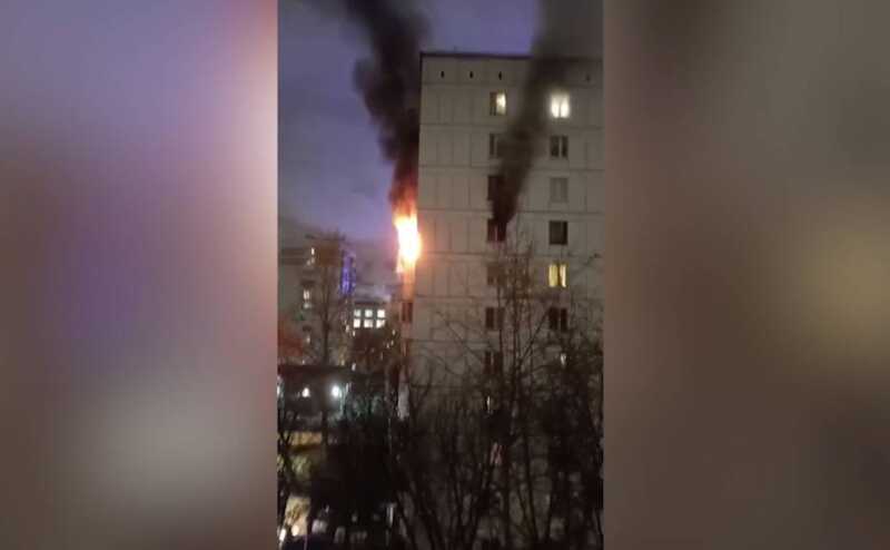 Один человек погиб во время сильного пожара в московской многоэтажке