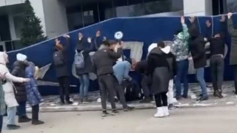 В Новокузнецке возле торгового центра женщину придавило огромной вывеской