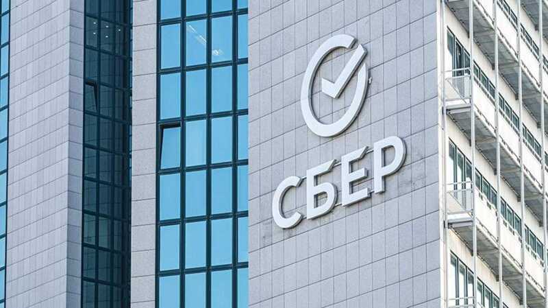 Девушка напала на отделение «Сбербанка» с бутылкой зеленки и попала на видео