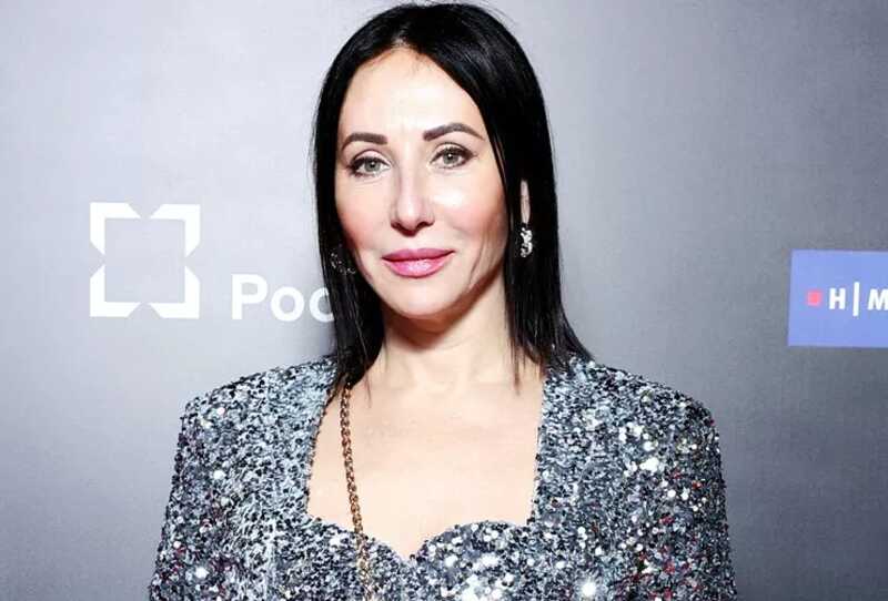 Трижды разведенная Смехова вышла в свет в обнимку с молодым красавцем