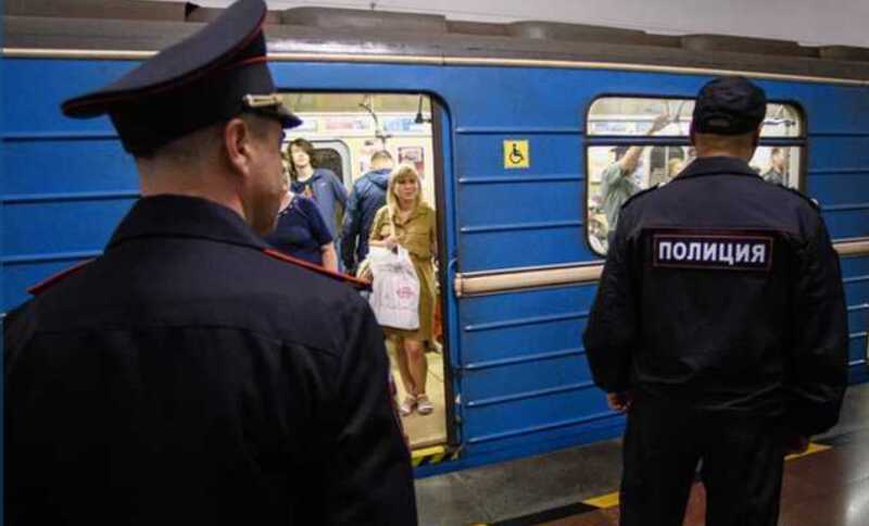 На пассажирку московского метро напали, потому что она встала спиной к мужчине