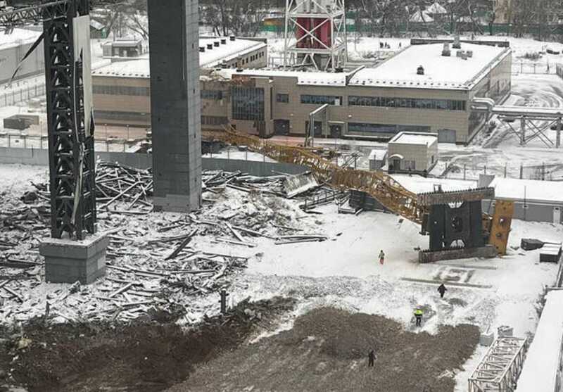 В Красногорске на разборке горнолыжного комплекса "Снежком" рухнул строительный кран