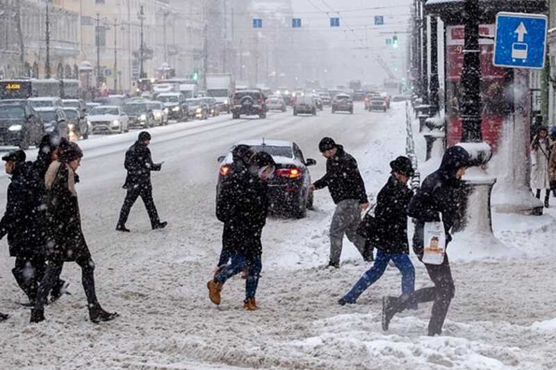 В Петербурге прохожего сбил вылетевший из трубы огромный черный резиновый шар