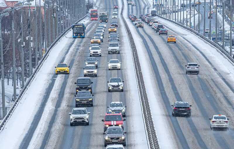 МВД предложило запретить нелегальным мигрантам водить машину и получать права