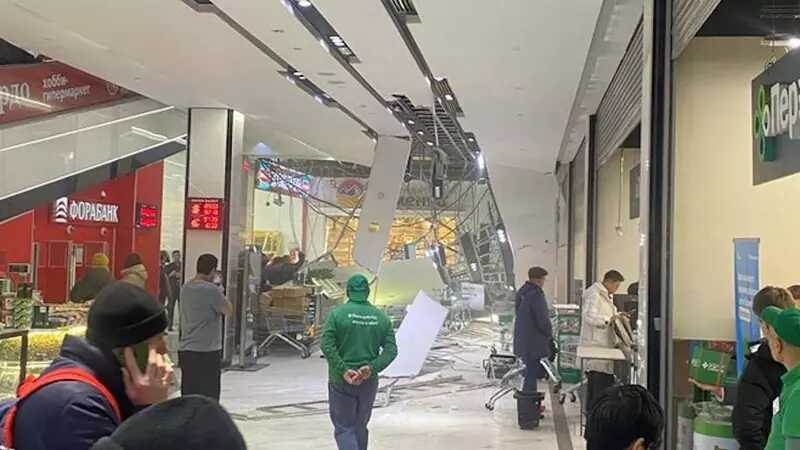На юго-западе Москвы в ТЦ обрушился потолок