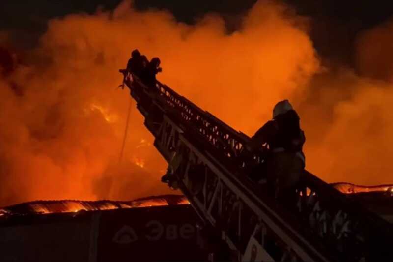 Двухэтажный паркинг с машинами полыхает в Москве