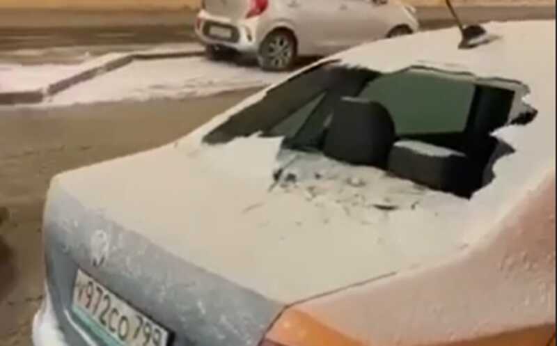 В центре Москвы коммунальщики разбили автомобиль каршеринга во время уборки снега