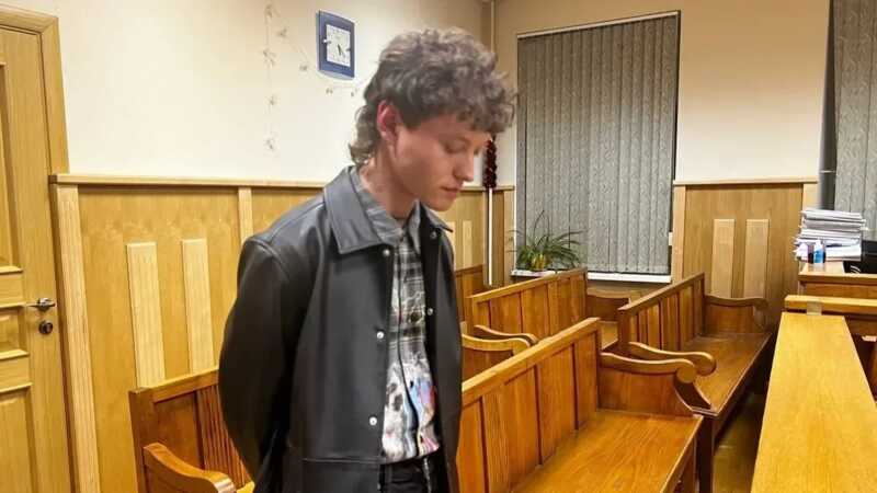 Певца Шарлота доставили в Кировский районный суд Самары