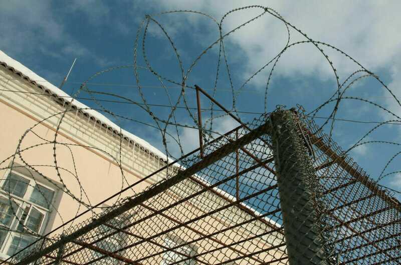 Госдума ужесточила наказание за передачу мобильников в колонии и СИЗО