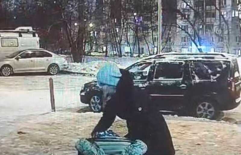 В Москве оконная рама упала на женщину с ребенком с высоты 21 этажа