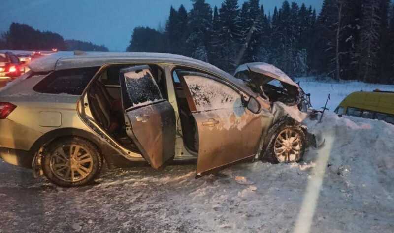 В Удмуртии школьный автобус столкнулся с автомобилем: есть пострадавшие