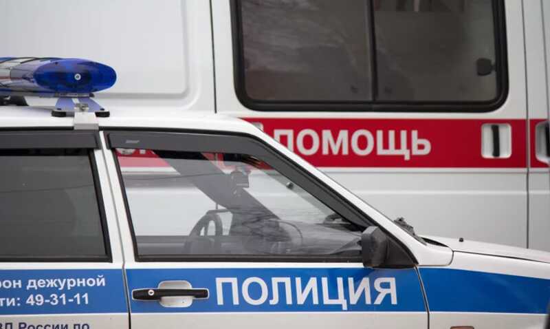 Под окнами многоэтажки в Екатеринбурге обнаружили труп полураздетой девушки