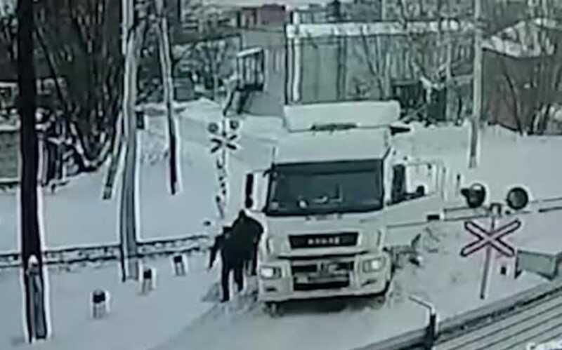 В Подмосковье поезд снес на переезде фуру