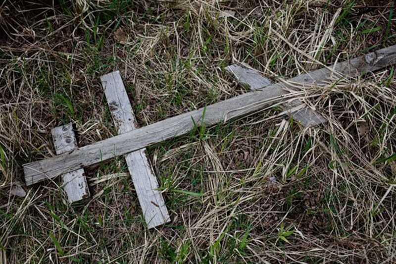 В Екатеринбурге 13-летний ребенок прожил всю жизнь среди могильных крестов с кладбища