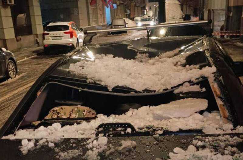 В центре Москвы на платной парковке снегом разбило машину
